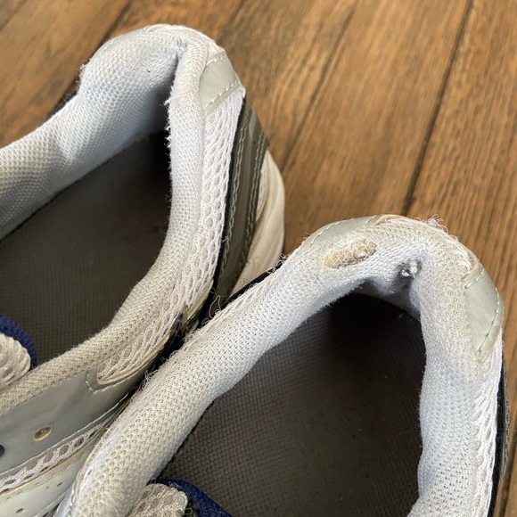 Mizuno Volleyball Shoes woman’s Size 10 - Picture 7 of 8